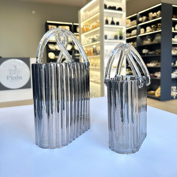 Скляна ваза &ldquo;Smoky Glass&rdquo; із фактурного димчастого скла та декоративним напиленням, 22 см 102-1600 фото